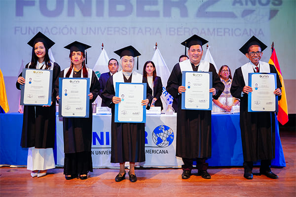 UNINI México celebra una entrega de títulos para sus alumnos becados en Ecuador